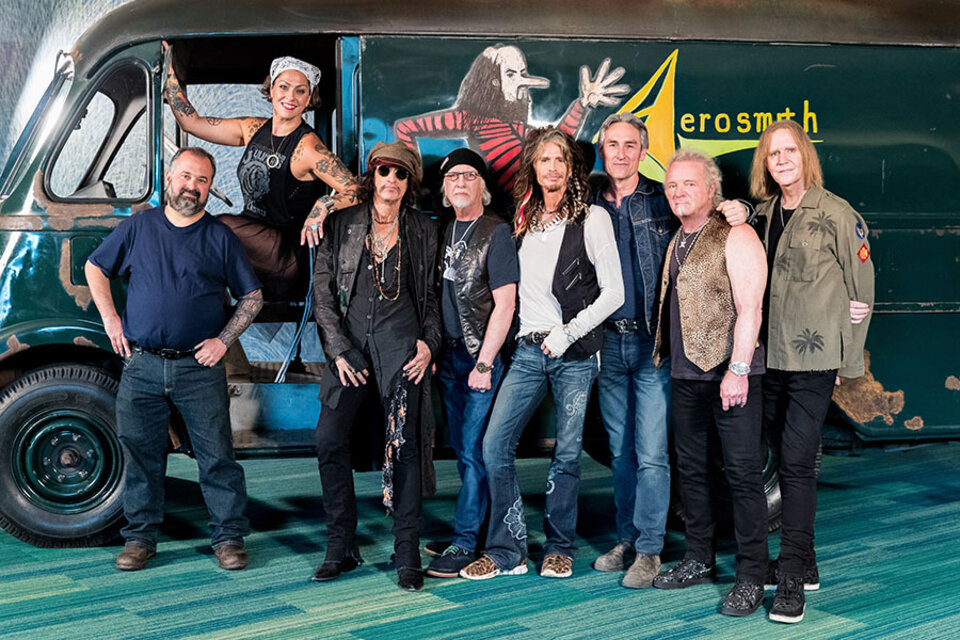 Los conductores del programa junto a los músicos de Aerosmith.