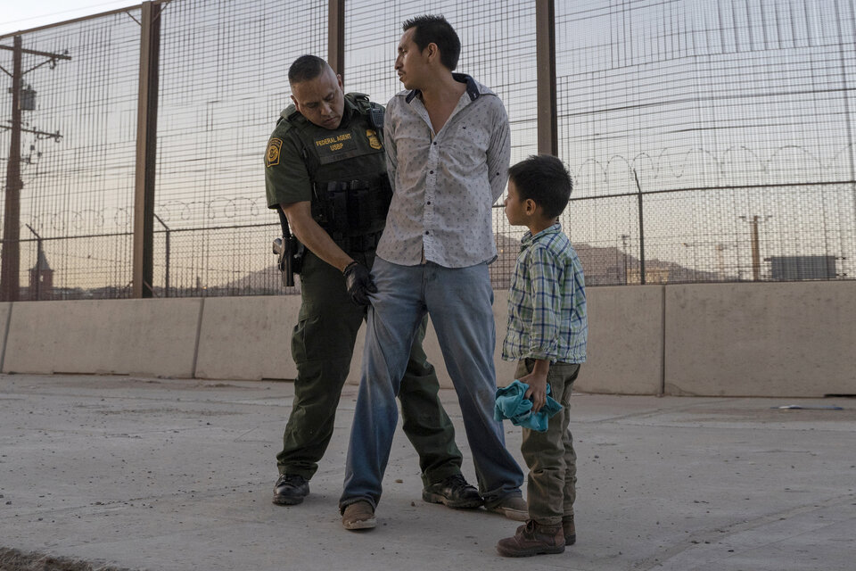 El inmigrante José y su hijo José Daniel es detenido en El Paso, Texas.  (Fuente: AFP)