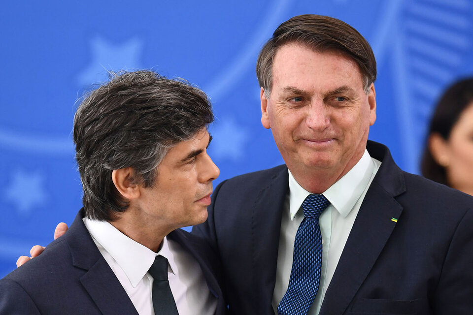 Teich y Bolsonaro, en tiempos mejores, antes de que el ministro renunciara este viernes. (Fuente: AFP)