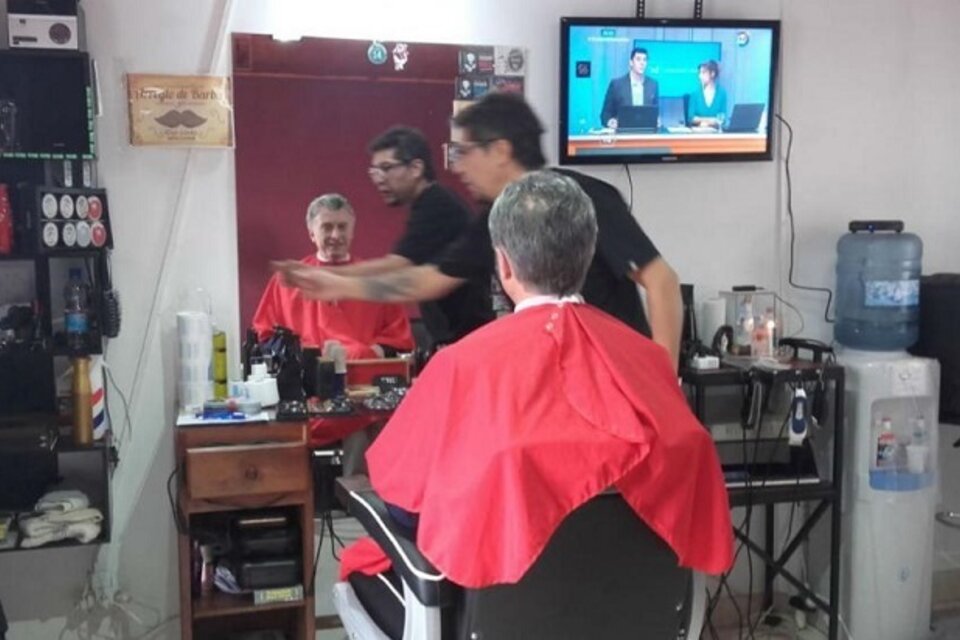 El jefe de Estado en la peluquería a la que fue en helicóptero. (Fuente: Twitter @callejonpablo)