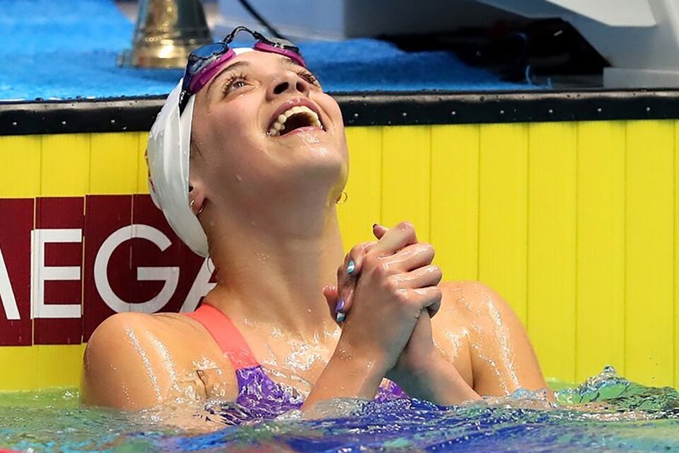 La nadadora Delfina Pignatiello luego de una carrera. (Fuente: Twitter)
