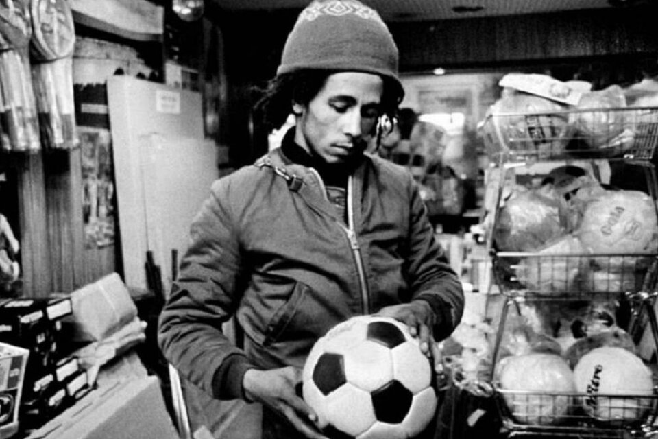 Bob Marley con la pelota, su otra pasión.