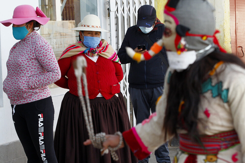 Barbijos y distanciamiento social en Puno, Perú. (Fuente: AFP)