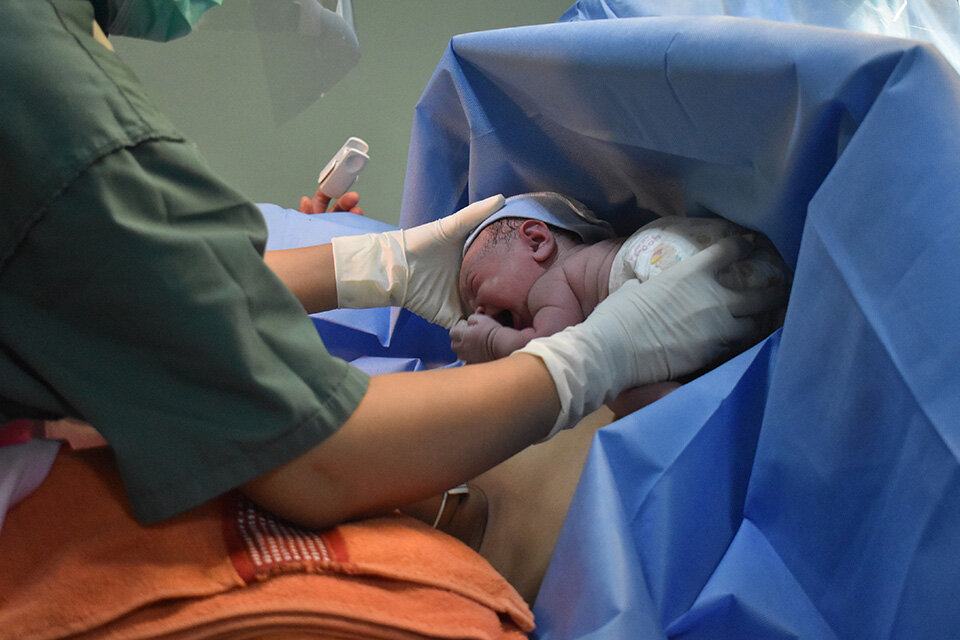 El momento del parto y nacimiento es fisiológico pero está medicalizado (Fuente: AFP)