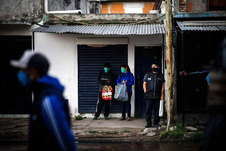 La falta de ingresos laborales y las dificultades para comer son los problemas que más preocupan en los barrios populares del Gran Buenos Aires (Fuente: EFE)