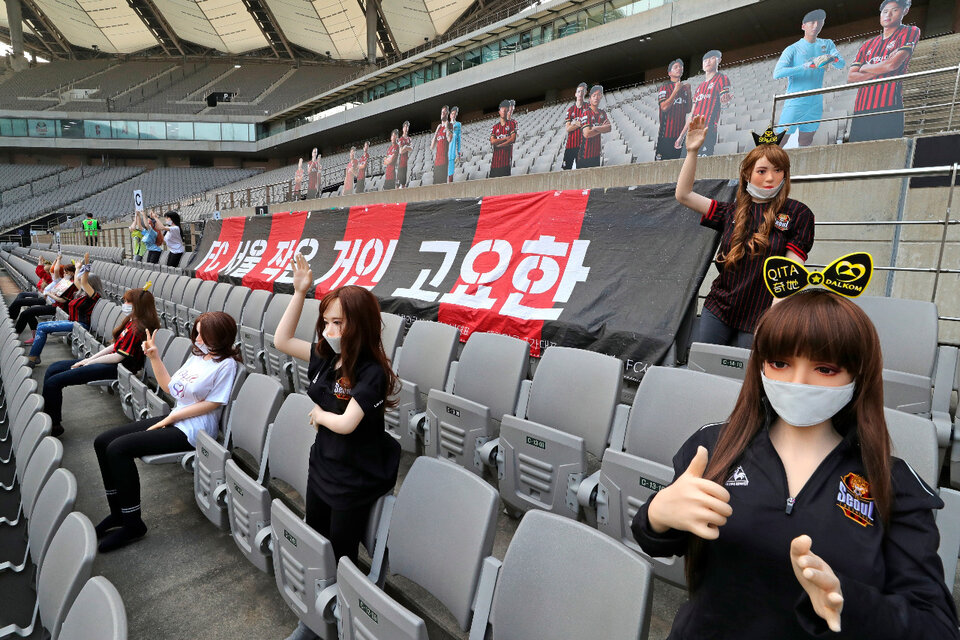 Las "hinchas" del FC Seoul resultaron ser muñecas inflables con connotaciones sexuales. (Fuente: EFE)