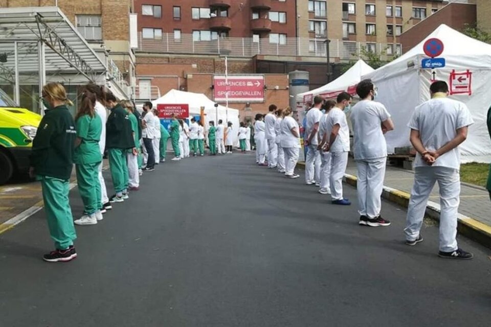 El personal de salud del Hospital Saint Pierre protesta por la falta de recursos sanitarios en la lucha contra la pandemia.