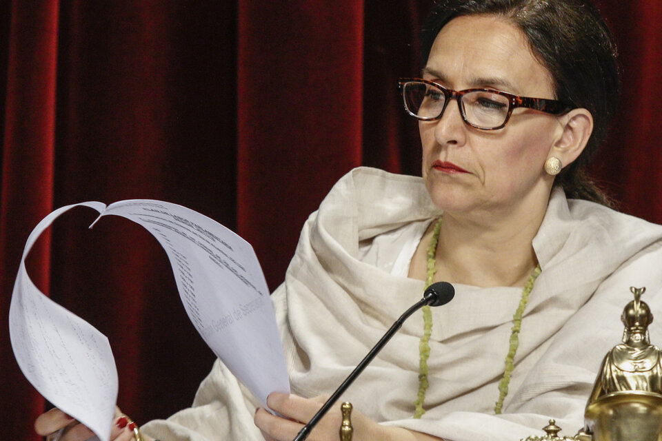 "¿Me podrás explicar?", se escucha inquirir a la expresidenta.