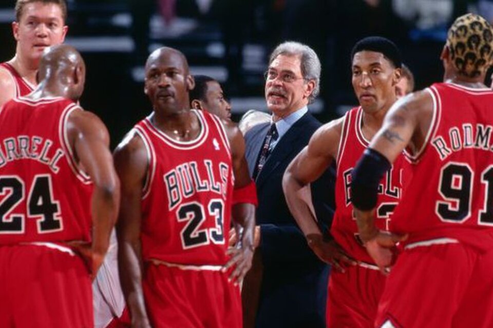Longley, Burrell, Jordan, Phil Jackson, Pippen y Rodman, durante la última temporada de la dinastía. (Fuente: AFP)