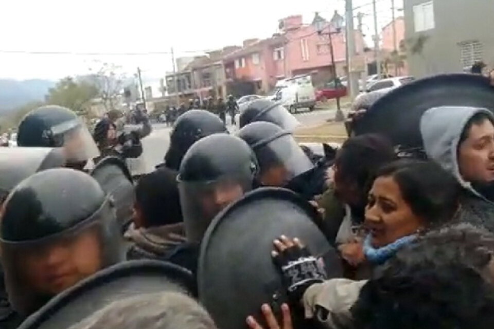 Varios docentes resultaron heridos por la represión de la policía salteña. 