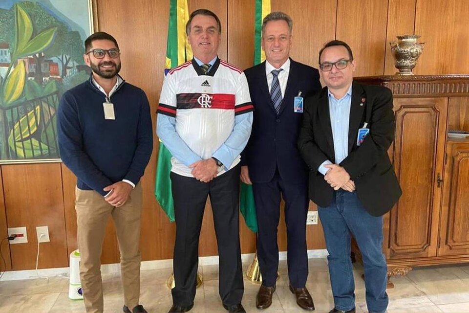 Bolsonaro, con la camiseta de Flamengo, en la reunión con dirigentes futbolísticos.