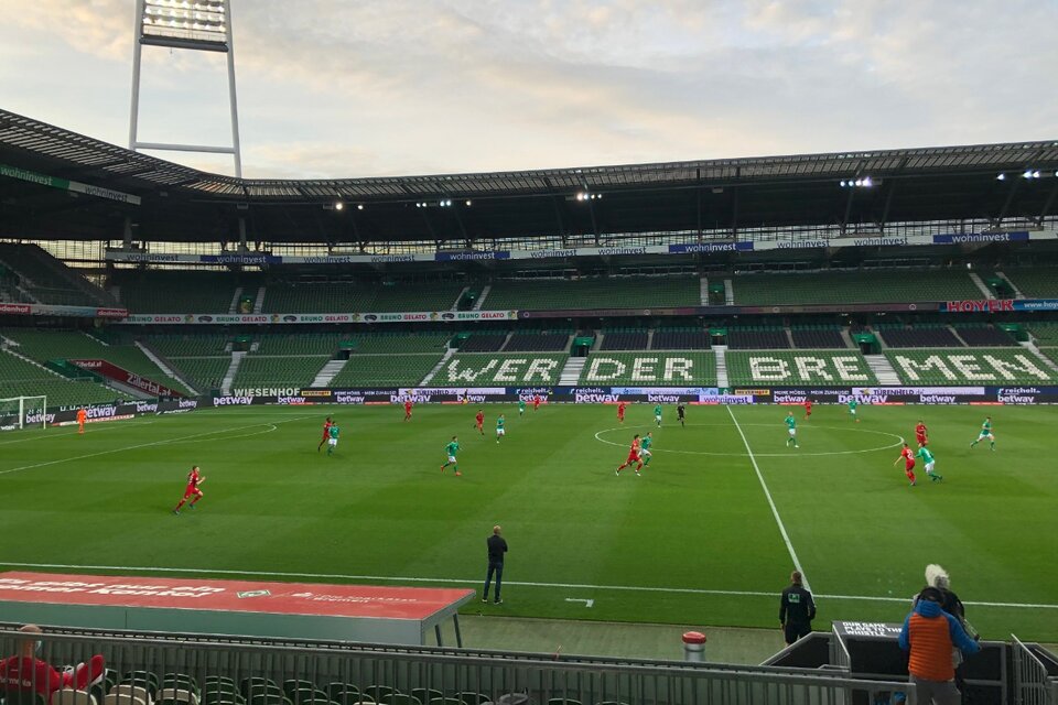 Bremen (1) vs. Leverkusen (4). En la pantalla, esas tribunas podrían verse repletas. (Fuente: AFP)