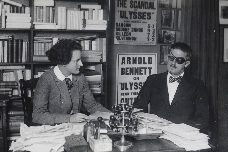Sylvia Beach junto a James Joyce en la librería dela calle L'Odeon.