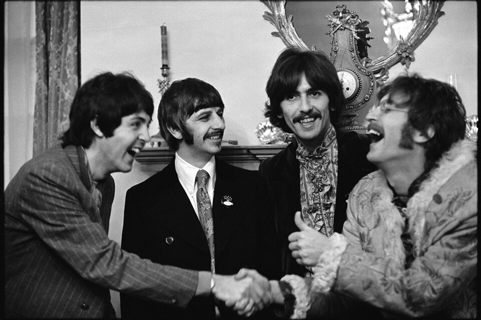 The Beatles en casa de Brian Epstein en Belgravia, durante el lanzamiento de Sgt Pepper’s Lonely Hearts Club Band. Londres, 1967. (Fuente: Linda McCartney)