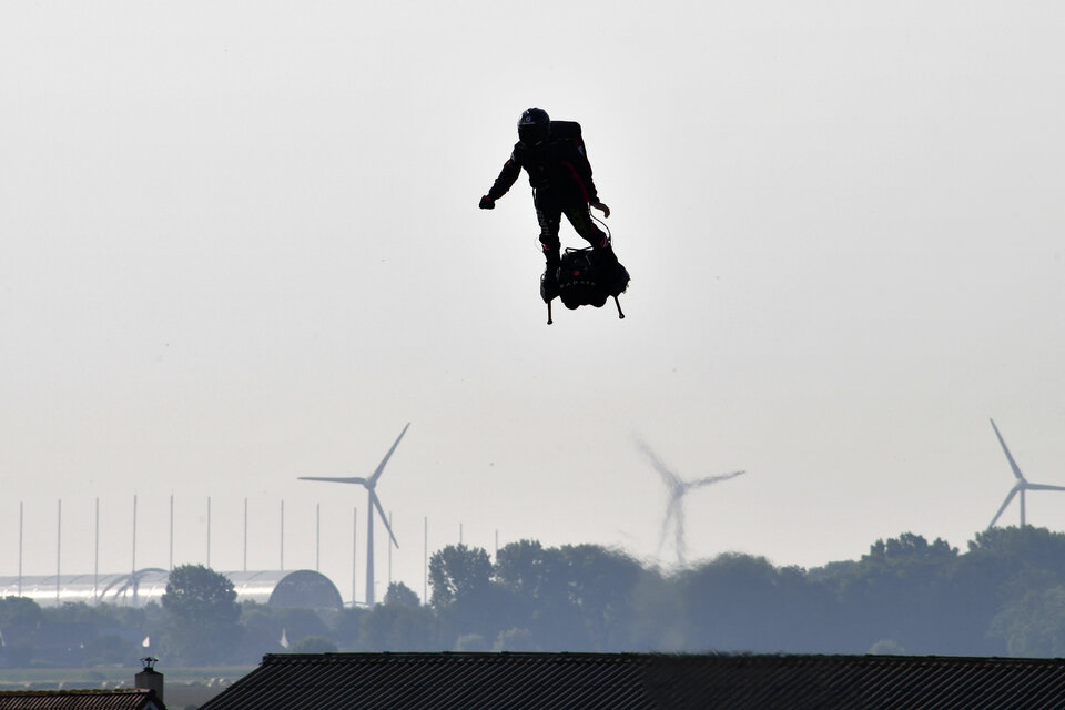 Franky Zapata, el "soldado volador", no consiguió cruzar el Canal de la Mancha y cayó al agua. (Fuente: AFP)