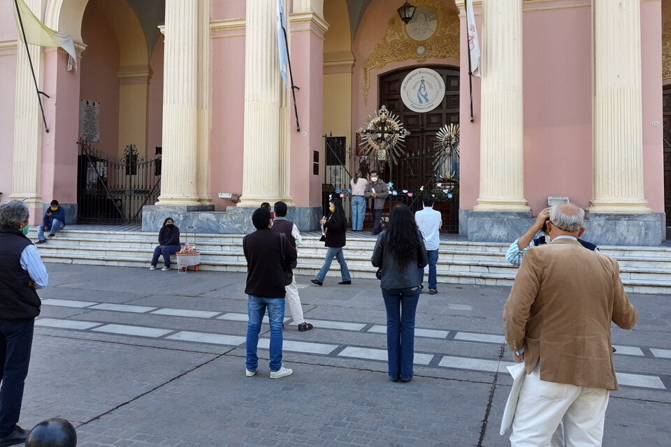 Durante la cuarentena los feligreses rezaban en la puerta de la iglesia