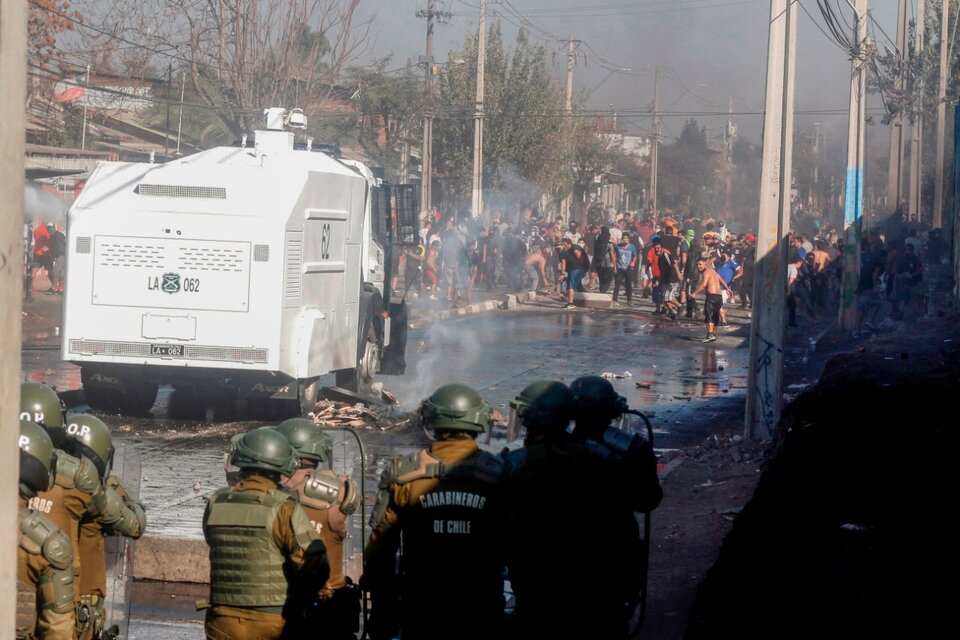 Carabineros reprimen la protesta en los barrios de la periferia de Santiago.  (Fuente: EFE)