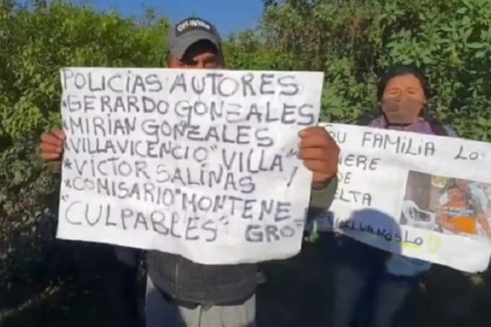 La familia y vecinos comenzaron a buscaban en el monte inmediatamente a Espinoza, y a denunciar a los policías.