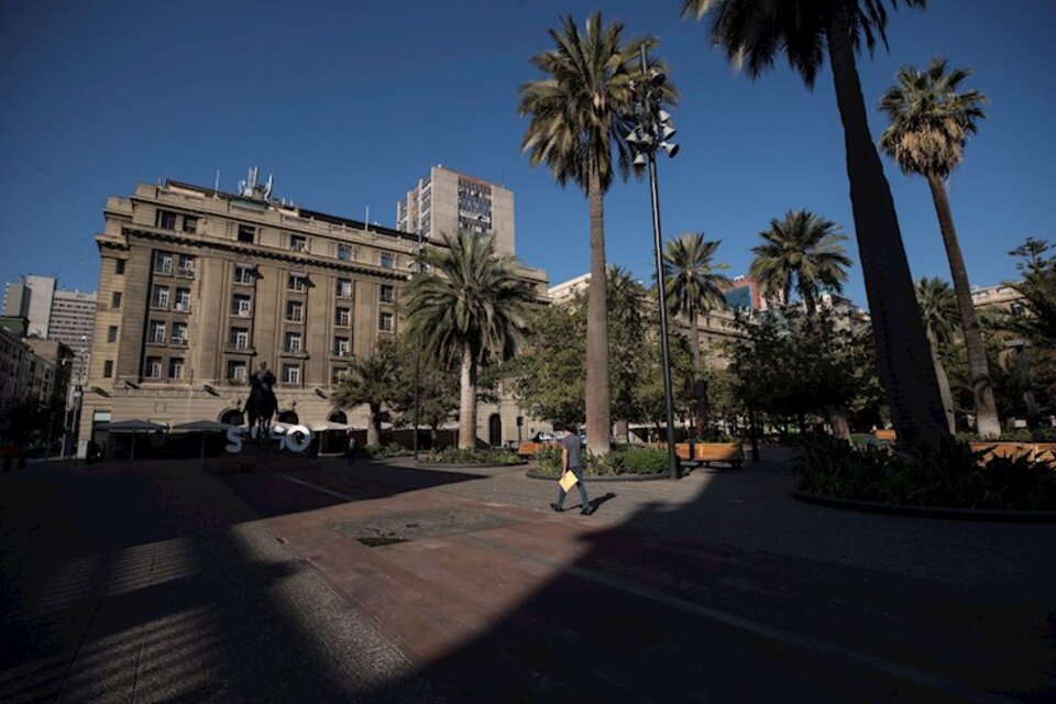 La Plaza de Armas de Santiago, casi vacía, en plena cuarentena.  (Fuente: EFE)