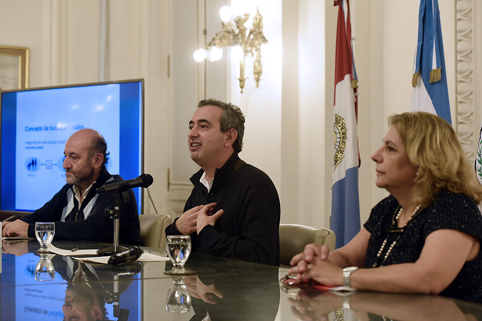El intendente Javkin junto con Sonia Martorano y Leonardo Caruana. (Fuente: Andres Macera)