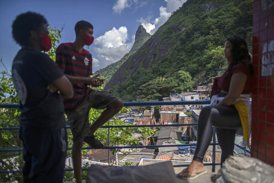 Un grupo  de jóvenes convrsa en un balcón en la favela de Santa Marta, Río de Janeiro. (Fuente: AFP)