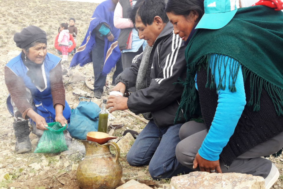 La hoja de coca se usa en ceremonias a la Pachamama 