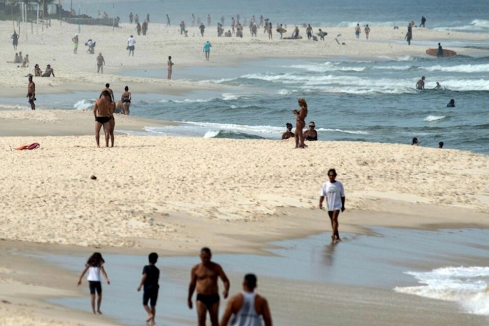 La gente salió hoy a la playa en Río de Janeiro pese a las medidas de cuarentena.