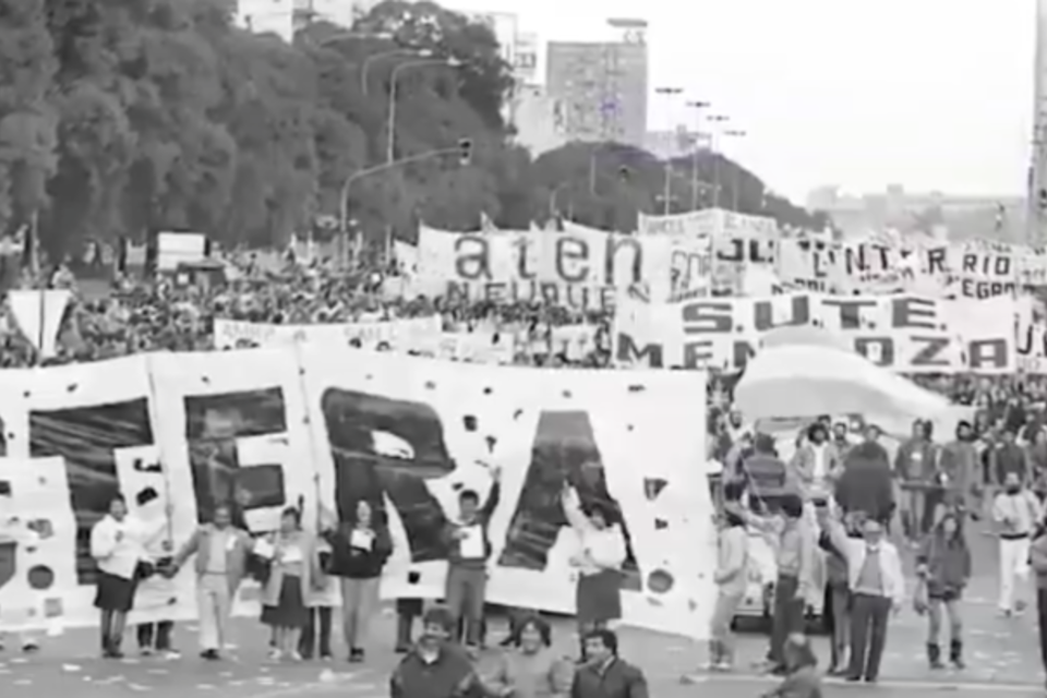 Los docentes marchan sobre la 9 de Julio, el 23 de mayo de 1988.  (Fuente: Captura de pantalla)