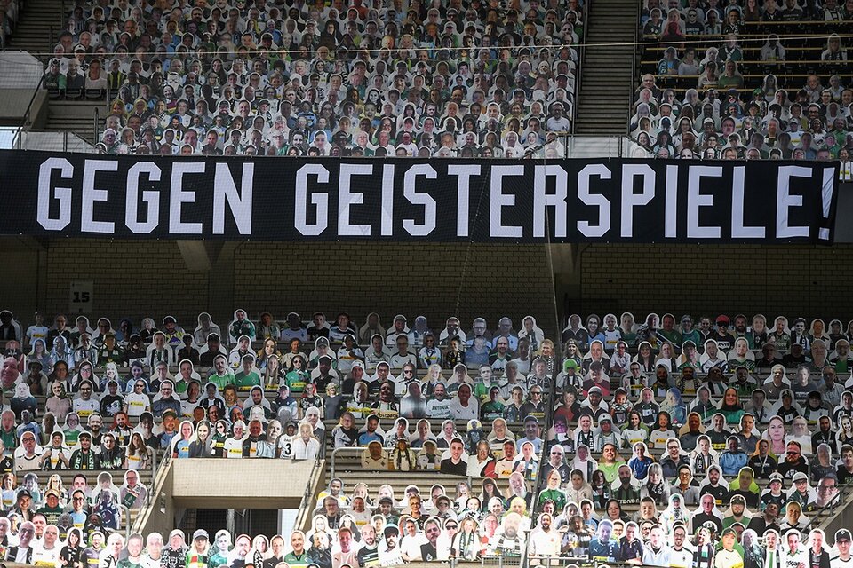 La hinchada de cartón del Borussia Moenchengladbach. (Fuente: AFP)