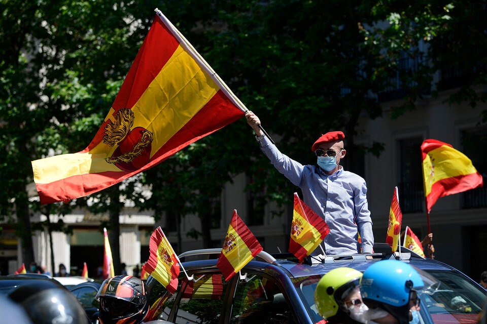 Un manifestante flamea la bander española durante la protesta de Vox en Madrid.  (Fuente: AFP)