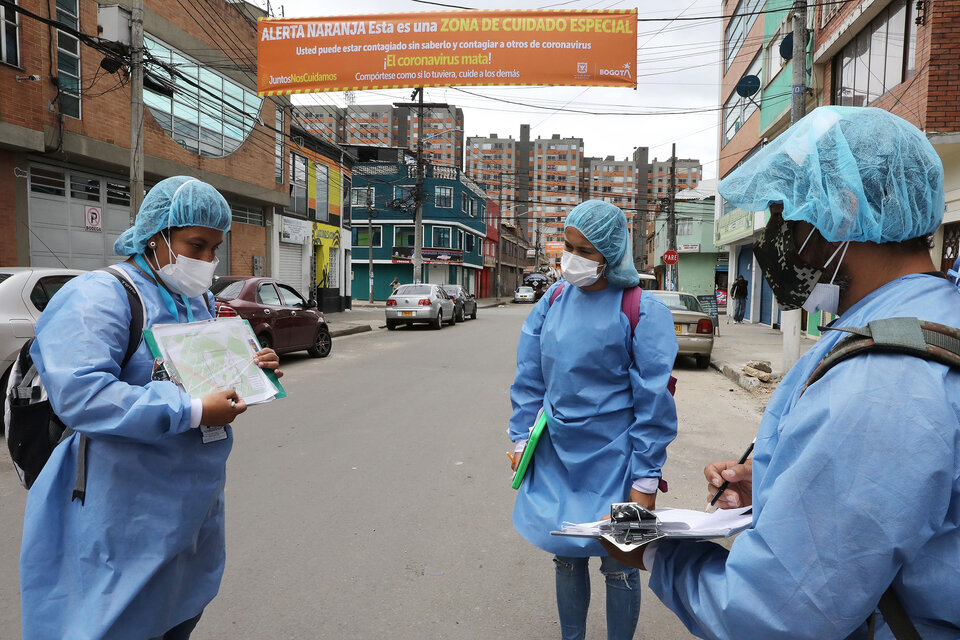 Trabajadores de a salud llenan formularios en Bogotá.