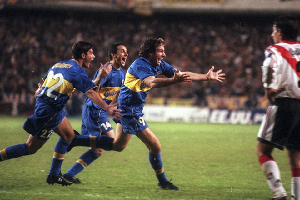 Palermo ya anotó el tercer gol, y Burdisso y Battaglia corren a abrazarlo. Trotta lo sufre.  (Fuente: Télam)