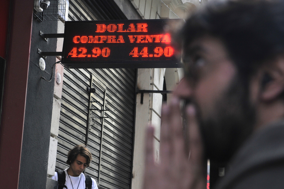 El dólar cerró este jueves en 44,56 pesos y anotó un incremento de 51 centavos.