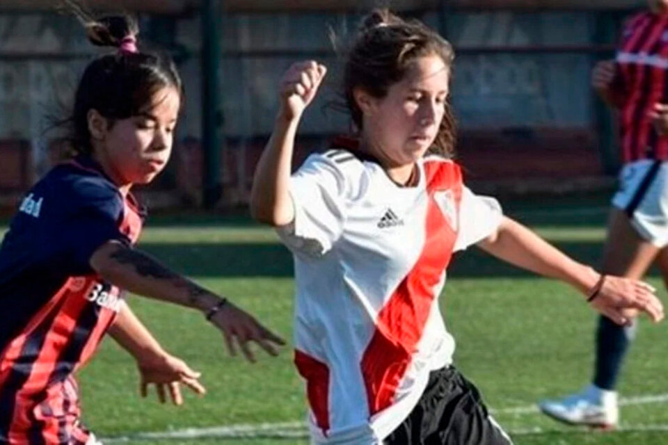 Camila Godoy, jugadora de la reserva de River, en acción.