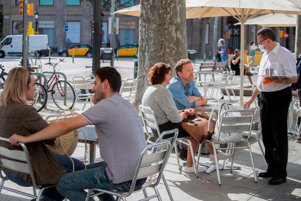 Barcelona reabre los bares al aire libre, con "trabajadores esenciales" en riesgo. (Fuente: EFE)