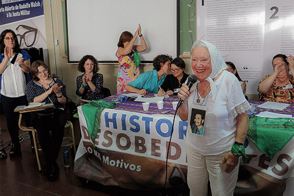 Nora Cortiñas acompaña al colectivo y sus palabras están en el libro. 