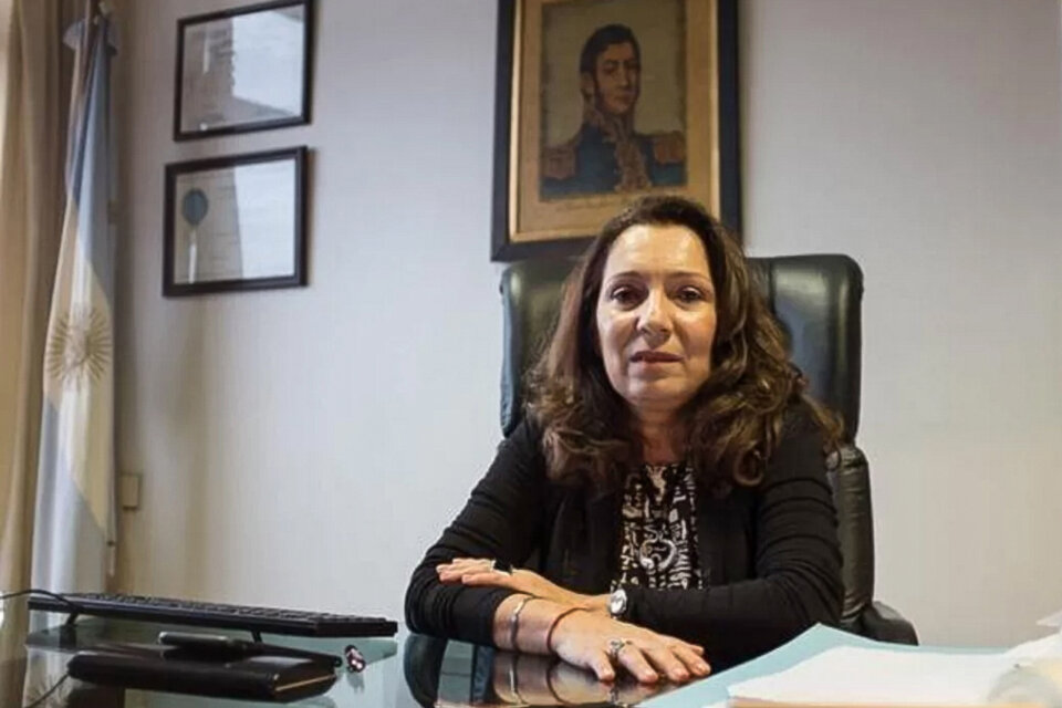 La titular de la AFI, Cristina Caamaño, presentará una denuncia penal por espionaje ilegal.