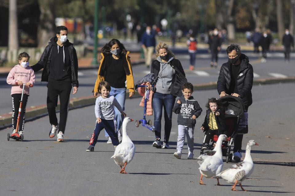 Durante el aislamiento, en la ciudad de Buenos Aires, las familias aprovechan los fines de semana para salir una hora al día con los chicos.  (Fuente: NA)