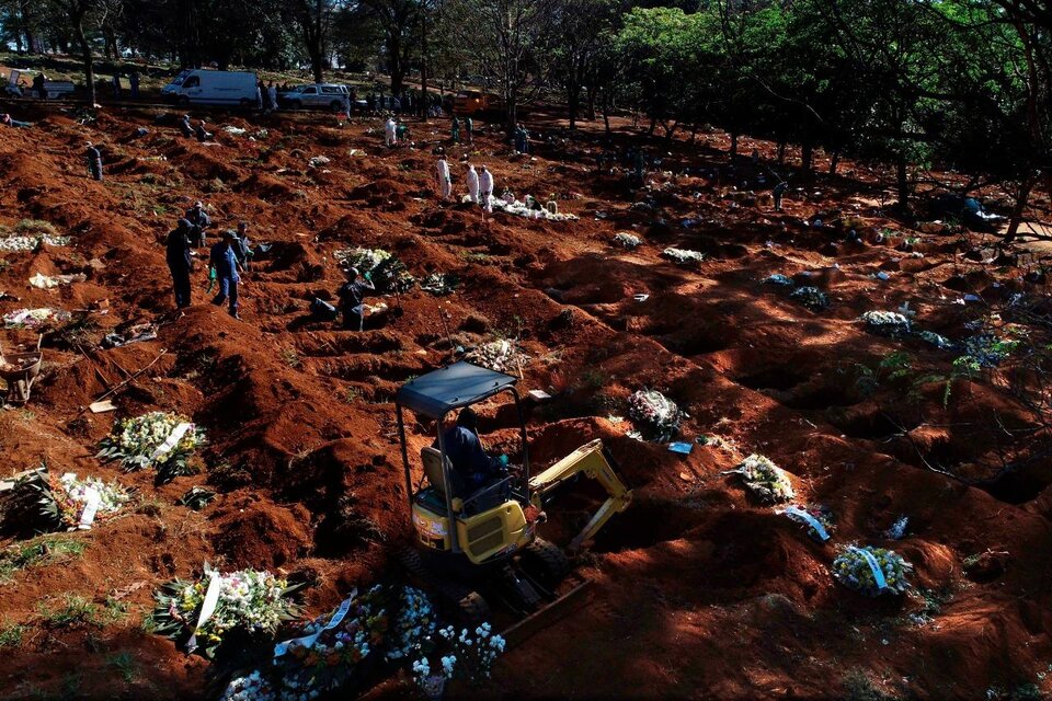 Vista aérea de entierros de víctimas del coronavirus en el cementerio de Vila Formosa, el más grande de América latina.