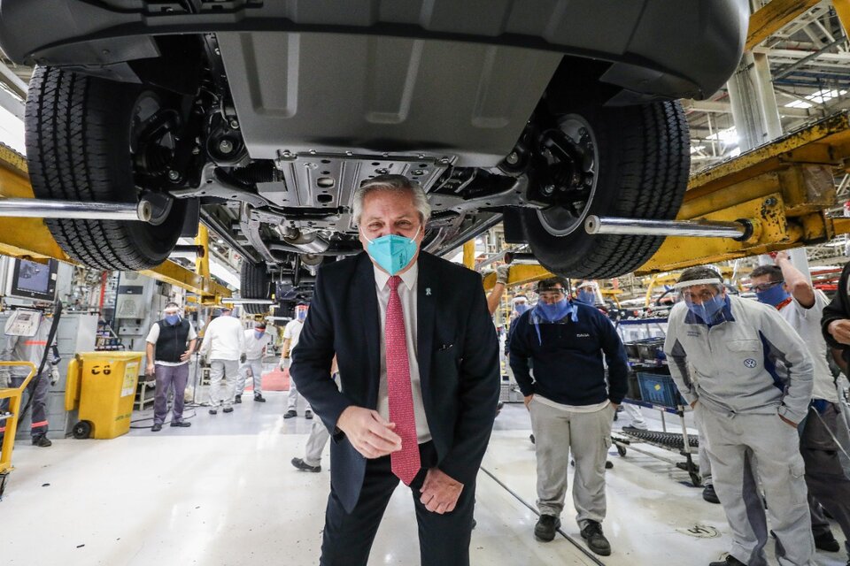 El presidente Alberto Fernández recorrerá hoy la empresa Toyota, que retomó sus actividades con un protocolo especial. Como se ve en la foto, la semana pasada hizo lo mismo en Volkswagen.