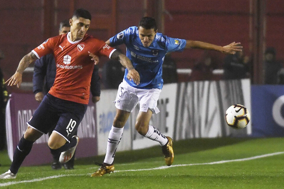 Pablo Hernández intenta salir ante la marca de Cortez.