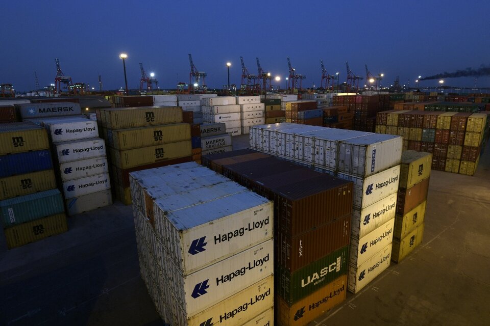 Las importaciones acumularon 21 meses consecutivos de caída. (Fuente: AFP)