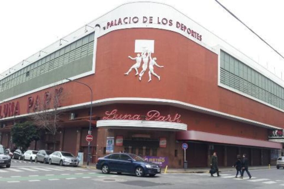 El mítico estadio Luna Park, en Corrientes y Bouchard, podría ser vendido y demolido.