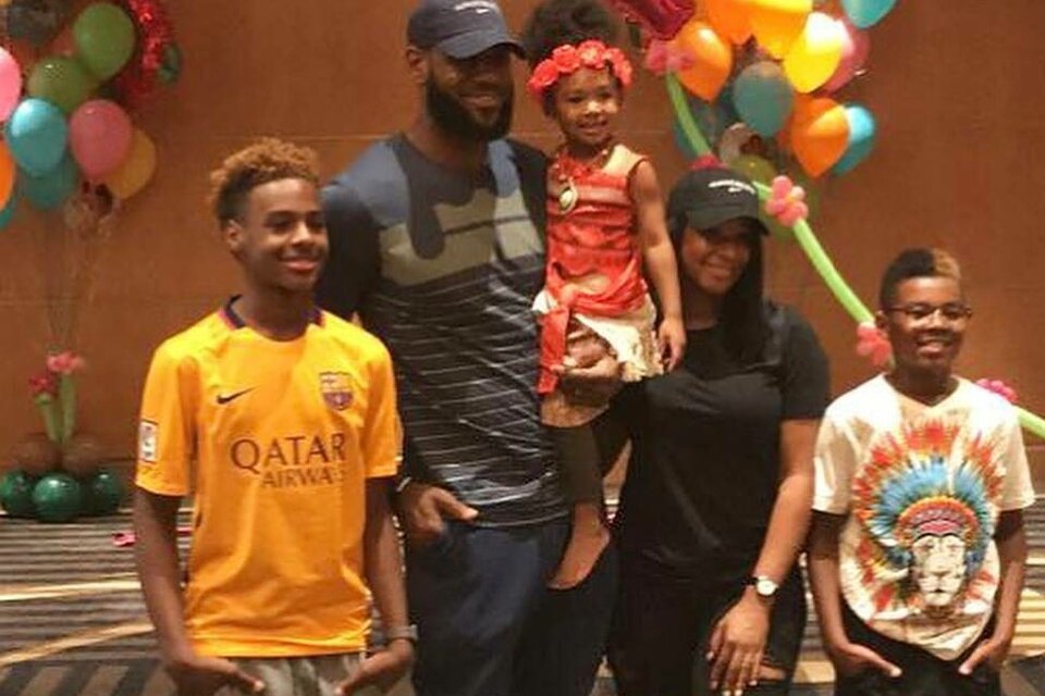 LeBron James, junto a toda su familia, en una celebración. (Fuente: Instagram LeBron James)