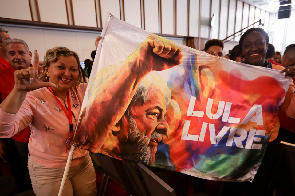 En la jornada inaugural miembros del foro exhiben una bandera exigiendo la libertad de Lula. (Fuente: EFE)