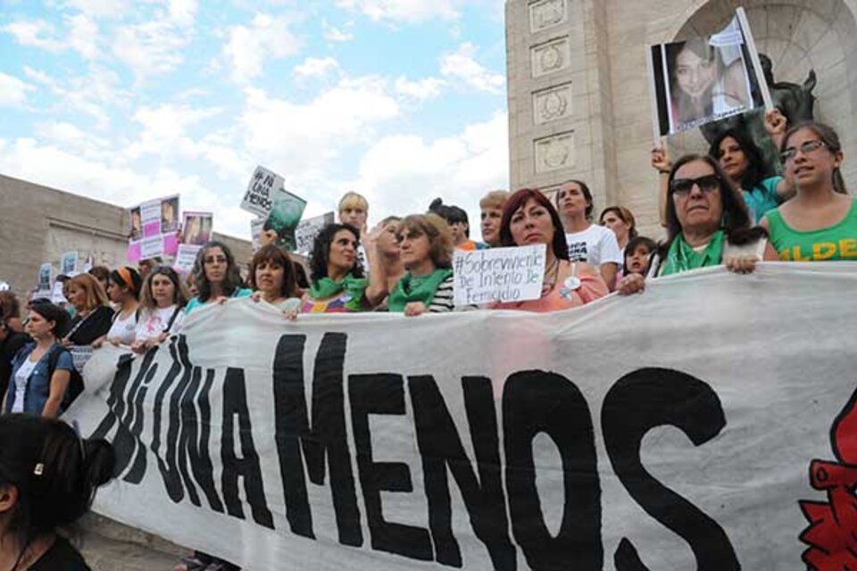 Así se veía el Monumento hace 5 años, tras el femicidio de Chiara Páez en Rufino. (Fuente: Archivo Rosario/12)