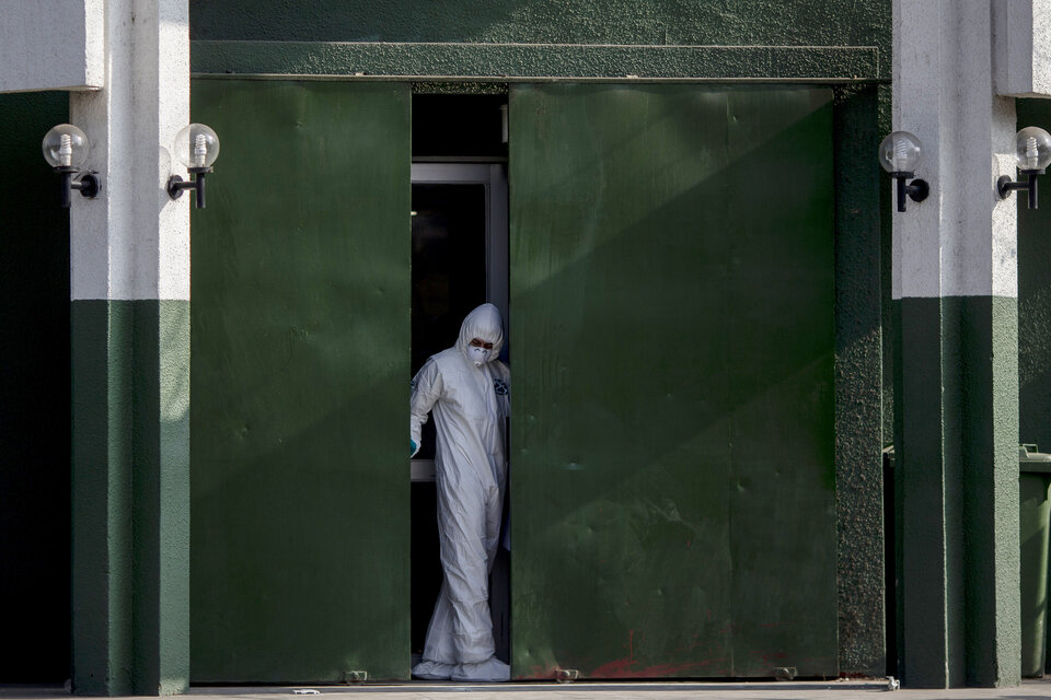 Un miembro del equipo forense trabaja en la comisaría de Huechuraba después del atentado. (Fuente: AFP)