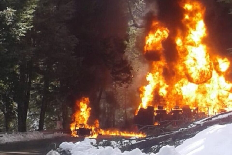 Una imagen del incendio de hoy tras el accidente en la ruta.  (Fuente: Twitter)
