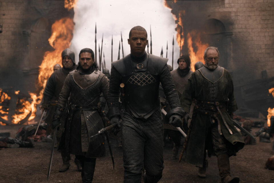 Jon Snow, Gusano Gris, Ser Davos y un escenario de fuego.