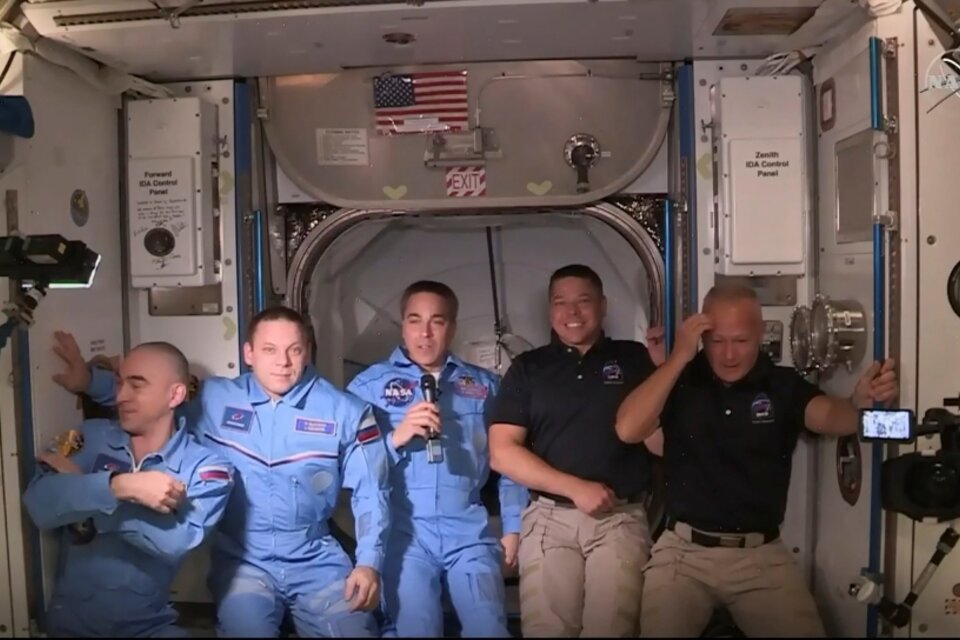 Los astronautas Behnken y Hurley, tras ser recibidos en la Estación Espacial por el comandante Cassidy y los cosmonautas Ivanishin y Vagner.